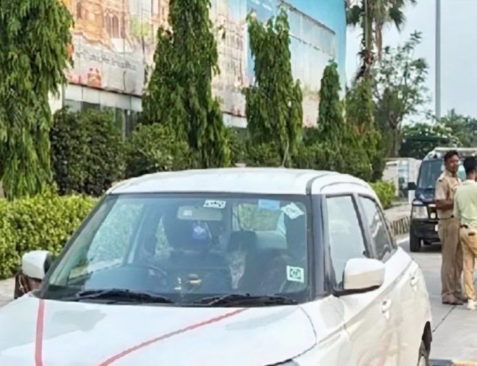 यमुना एक्सप्रेसवे पर बड़ी कार्रवाई: चांदी कारोबारी की कार से 40 लाख नकद बरामद, आयकर विभाग की जांच शुरू